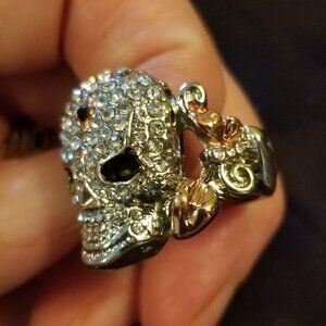 NWOT Ladies crystal skull ring, size 6.5